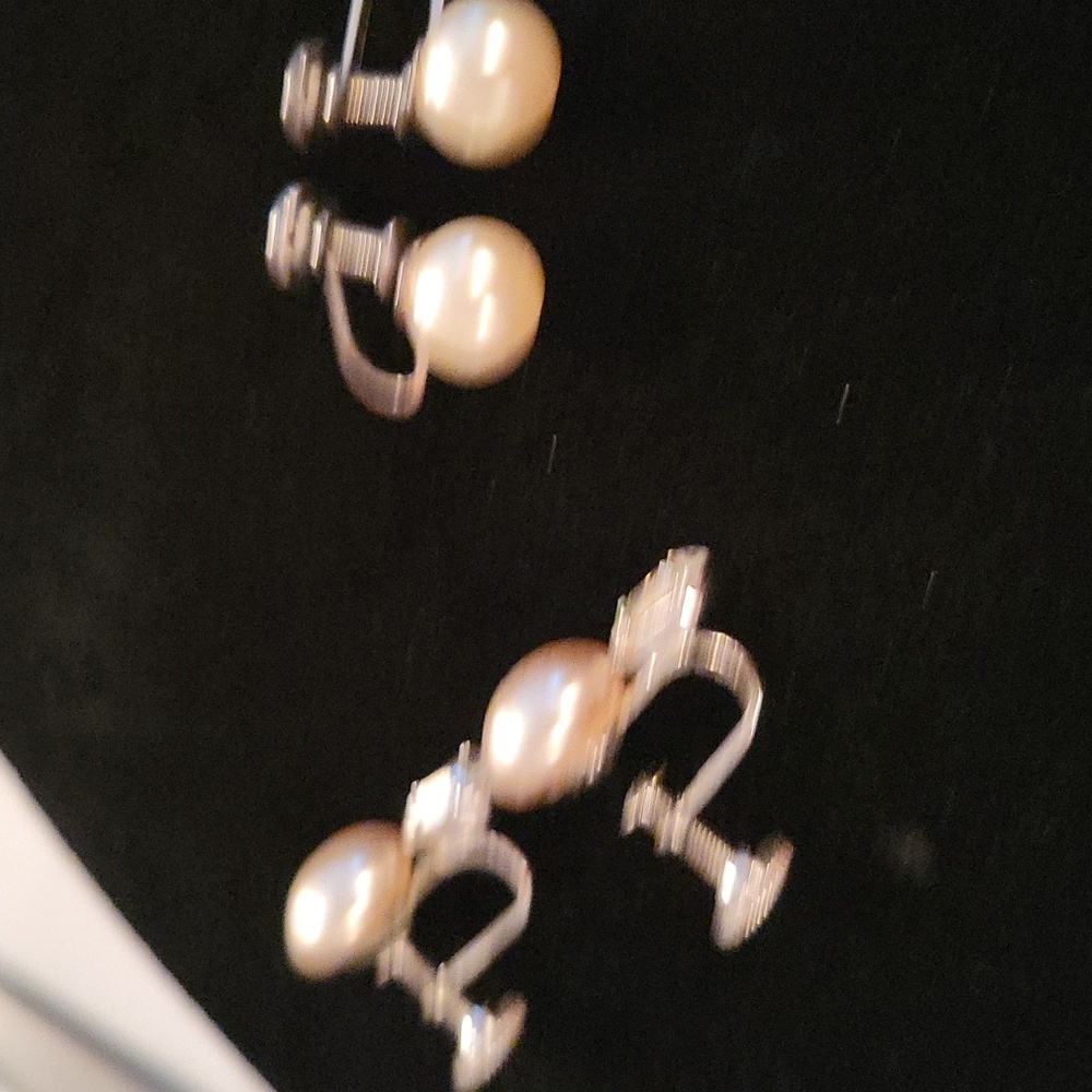 2 Vintage Pearl Screw Earrings - Picture 2 of 2